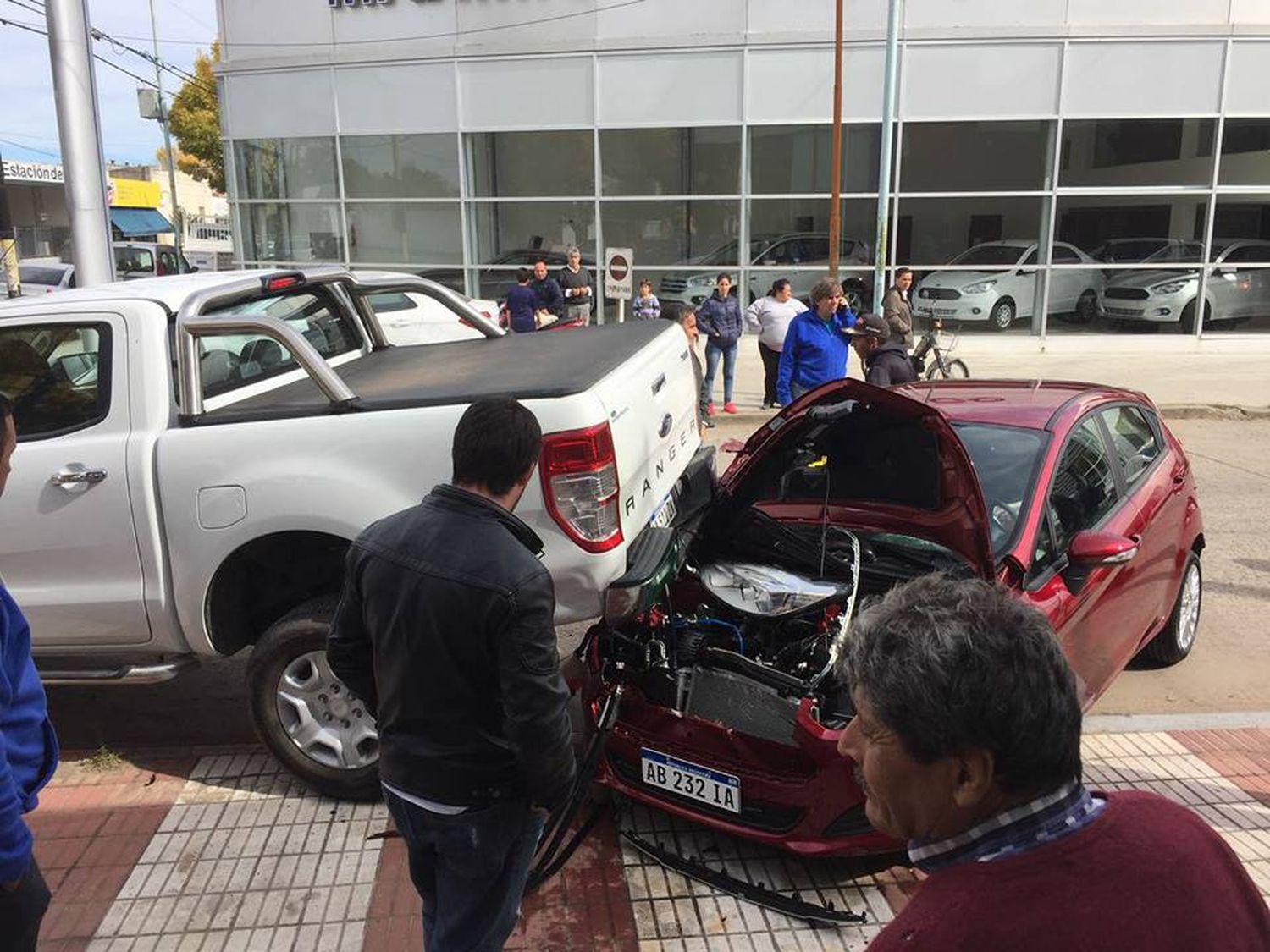 Insólito: Chocó su auto nuevo cuando salía de una concesionaria de Dolores
