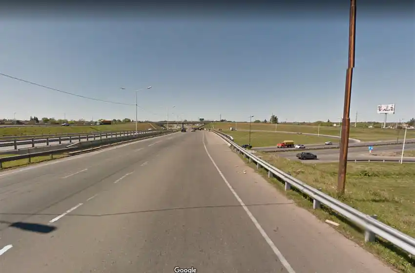 Un motociclista muerto tras ser atropellado por un camión