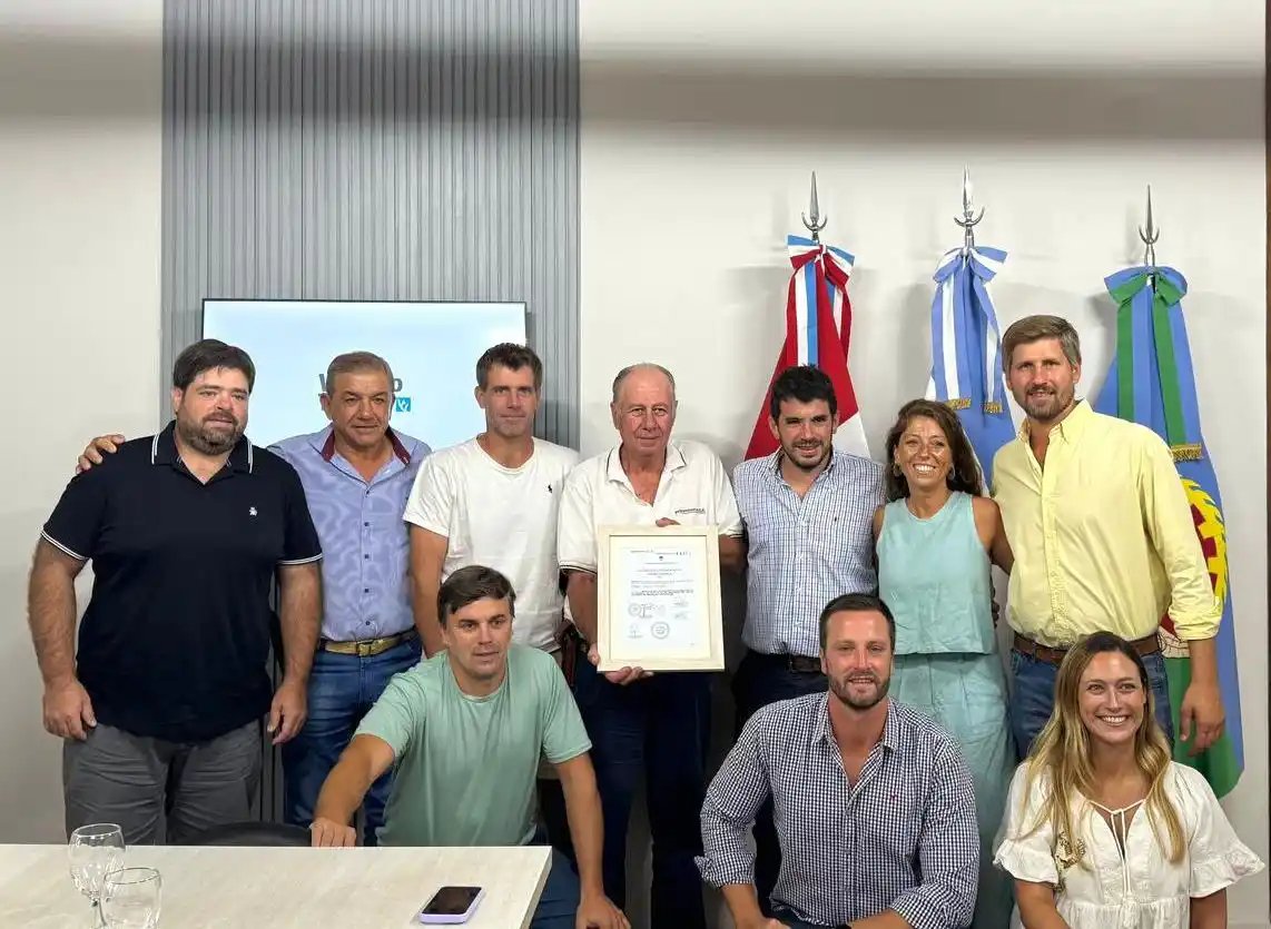 Chiarella, Galnares y Meardi, junto a cabañeros del sur santafesino.