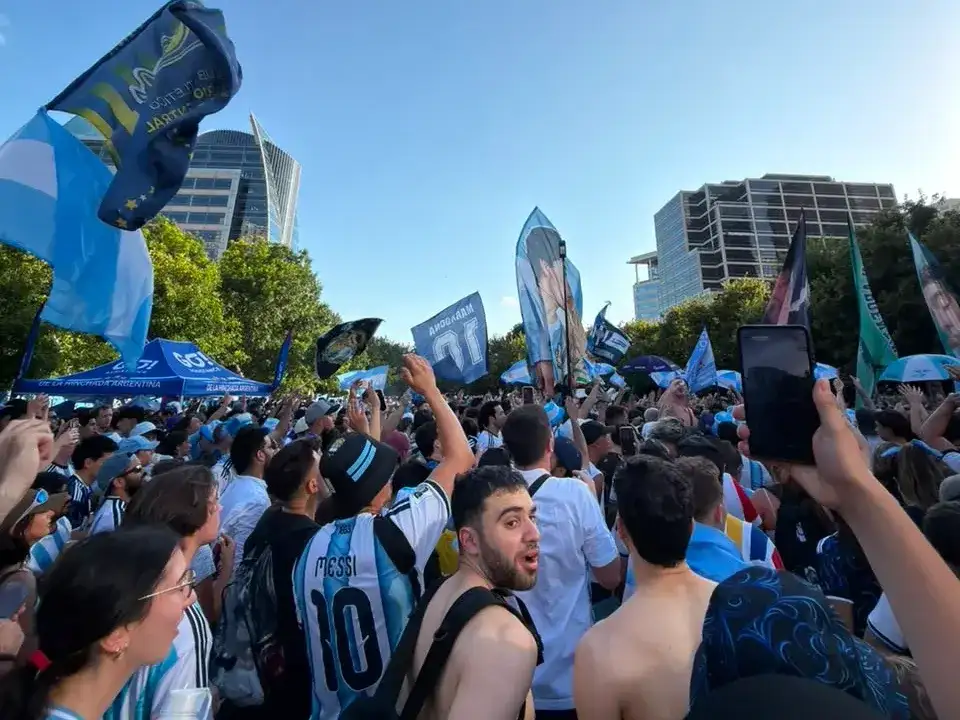 El último banderazo en Dallas aglomeró a más de 7.000 personas.