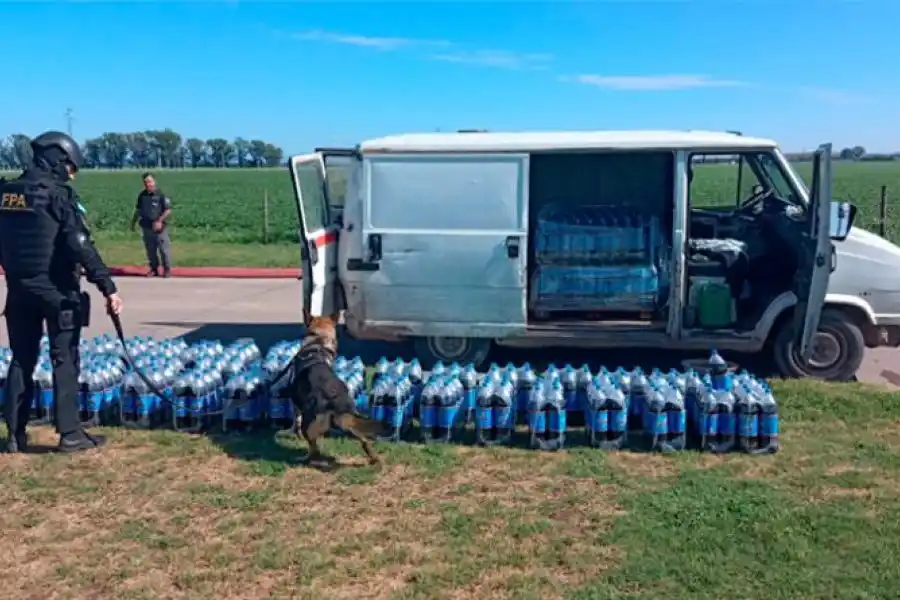 Hallaron droga en un transporte de gaseosas en el ingreso a la cárcel de Bouwer