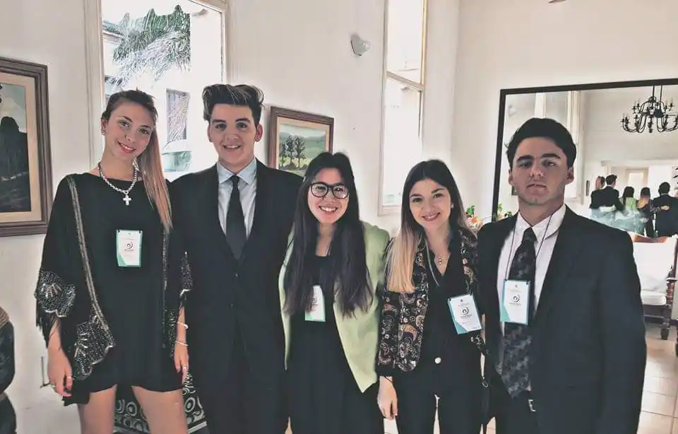 Jorge Rey (izquierda) junto a compañeros del nivel secundario en una actividad de la ONU.