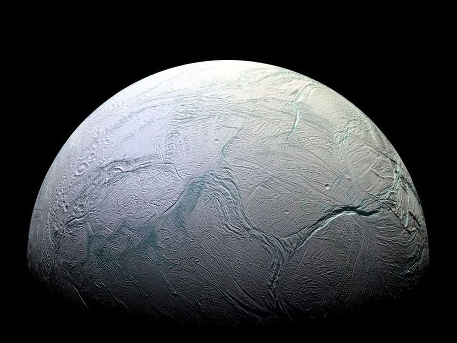 Encuentran moléculas orgánicas en el océano oculto de la luna de saturno