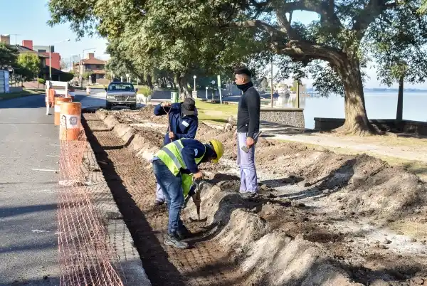 Continúan los avances en la construcción de vías seguras en la costanera de Chascomús