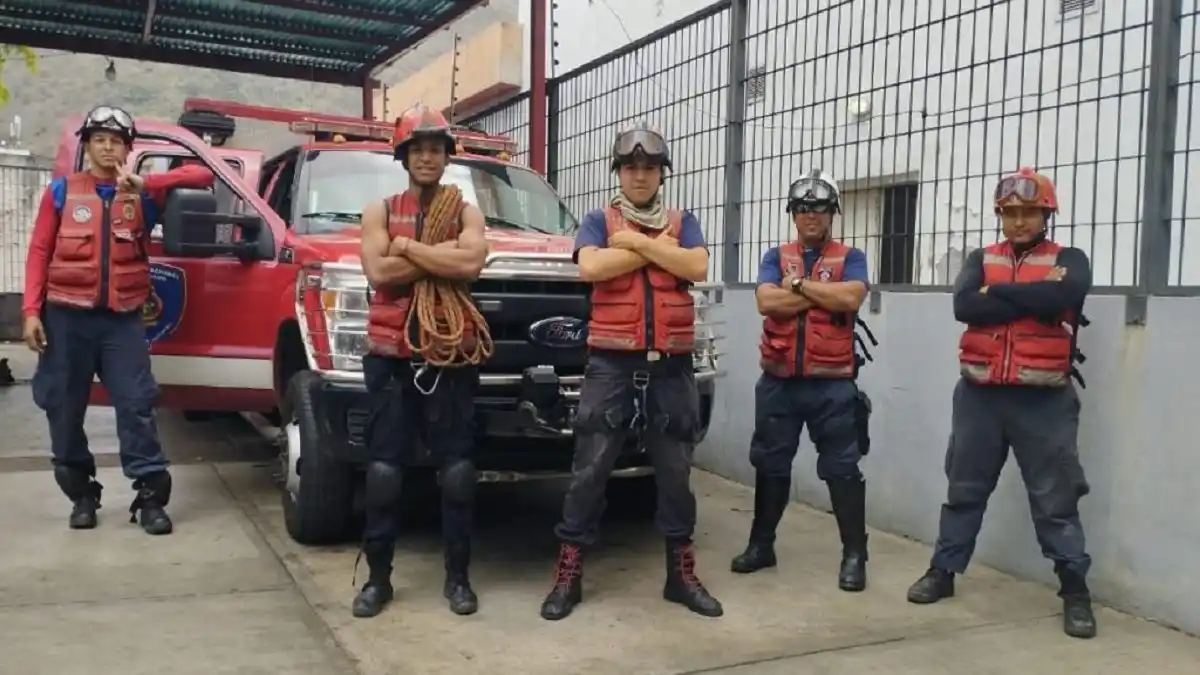 ¡ASÍ SE GANAN LA VIDA LOS BOMBEROS! Salvando la de otros (+VIDEO)
