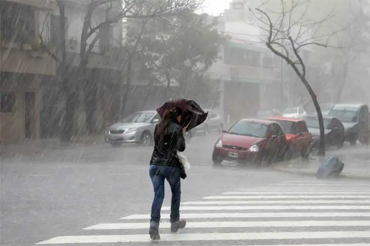 Rosario: Hay personas evacuadas y rutas cortadas