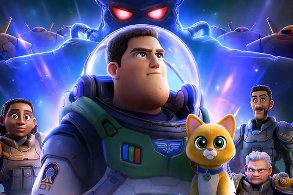 Prohíben «Lightyear» en 14 países por un beso lésbico