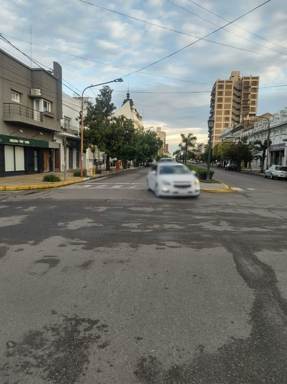 Tránsito: dos hábitos contrarios a la ley en Tres Arroyos