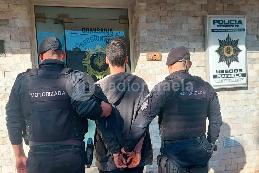 De no creer: escuchó al perro “torear” en el patio, cuando salió encontró a una persona robando ropa del tender