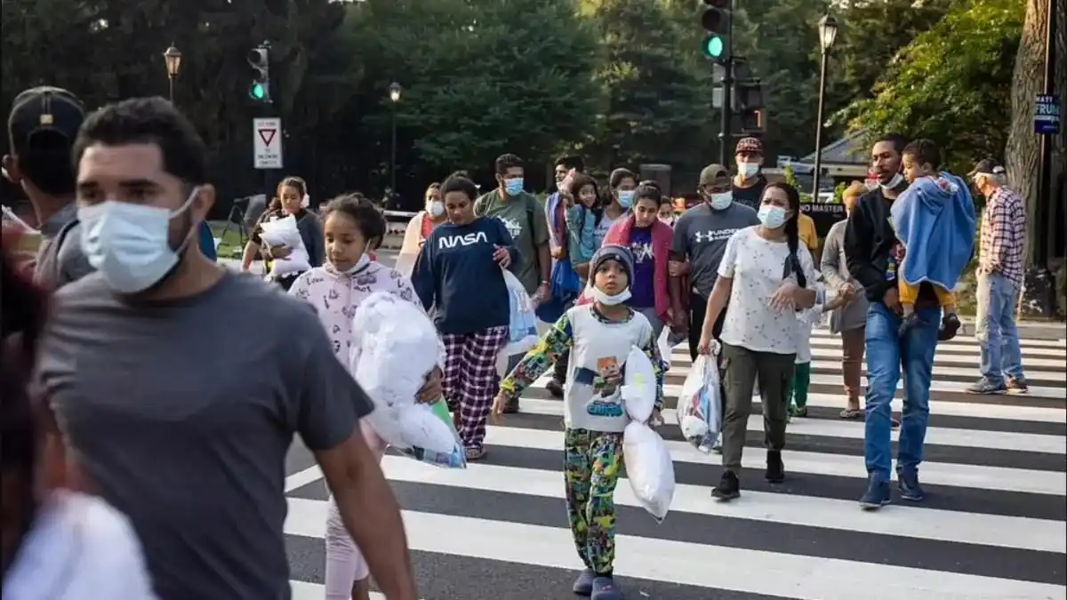 ¡Y A OTROS  50 A UNA LUJOSA ISLA EN EE.UU!  Envían dos autobuses con migrantes venezolanos a la casa de Kamala Harris  