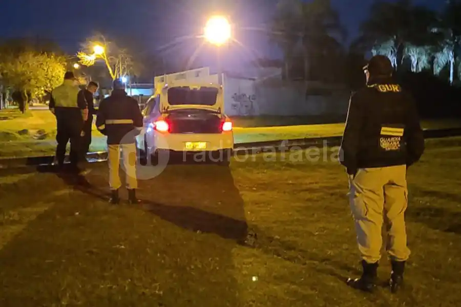 Muy pasado de copas: terminó estancado sobre las vías del tren