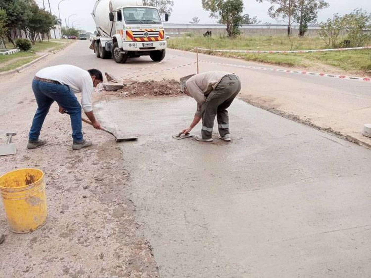 Avanza la construcción de  cordón cuneta y el mejoramiento  de la traza vial en la ciudad