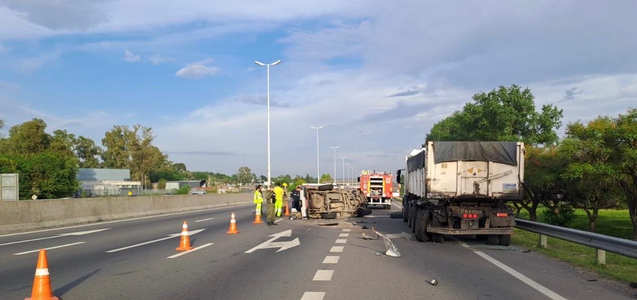 Tragedia en el Acceso Oeste: una camioneta chocó a un camión detenido y murieron sus dos ocupantes