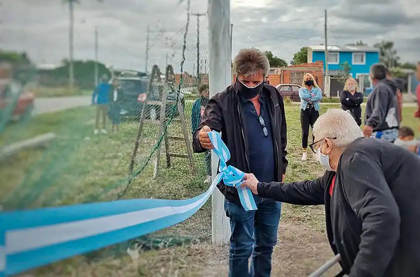 Inauguran cancha de fútbol en el barrio José Hernández