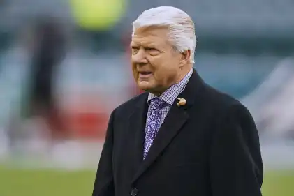 A los 81 años, Johnson deja su rol en Fox NFL Sunday, donde se convirtió en una de las voces más influyentes del fútbol americano.