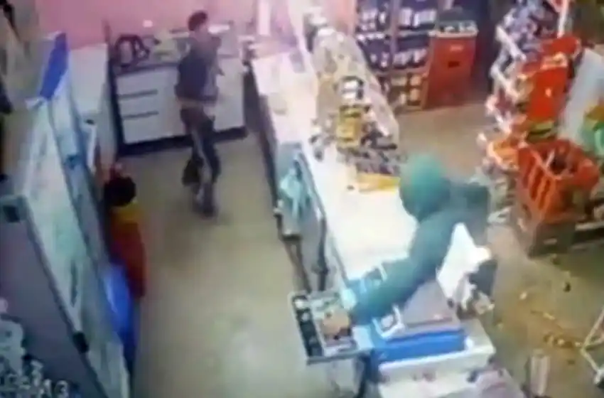 Un violento asalto en Capitán Bermúdez quedó grabado por las cámaras