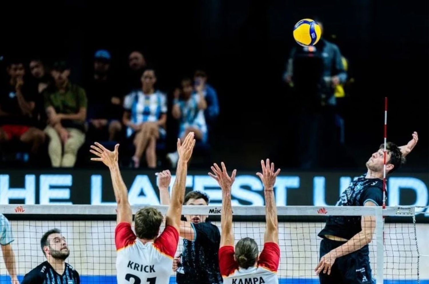 Liga de Naciones de Vóley: Argentina aplastó a Alemania y se metió en el Final 8