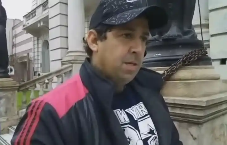 Un hombre se encadenó en la puerta de la Municipalidad de Luján