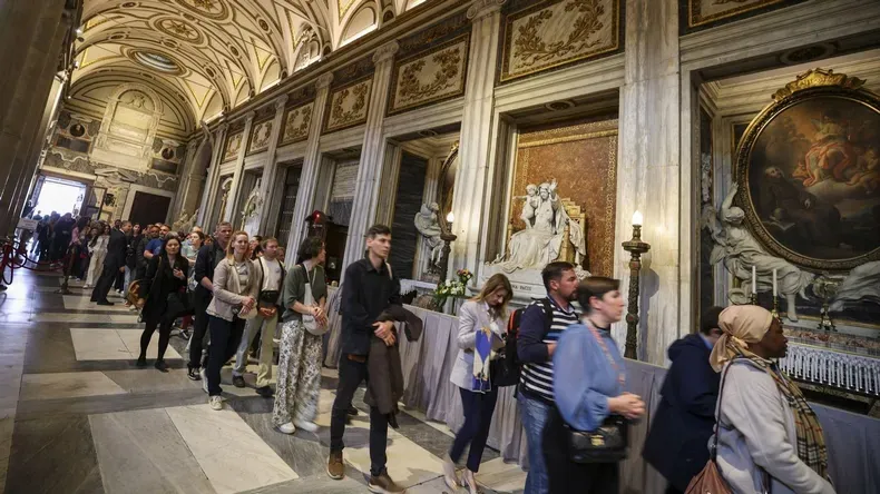 Unas 30.000 personas acudieron a rendir homenaje al pontífice argentino, que fue sepultado el sábado en el histórico templo mariano.