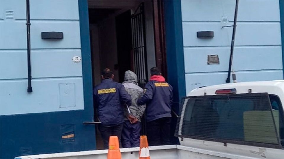 Fue detenido por incendiar intencionalmente dos autos y una moto