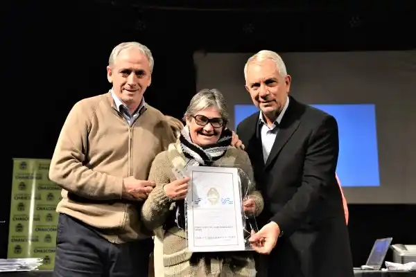 Javier Gastón: “hoy cambió la vida de 455 familias que ya son dueñas definitivas de sus hogares”