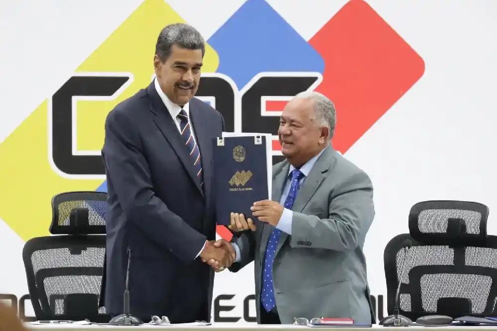 El presidente de Venezuela, Nicolás Maduro y el presidente de Consejo Nacional Electoral (CNE), Elvis Amoroso.