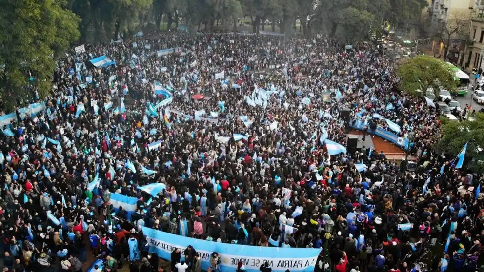 La militancia se mudó a Parque Lezama a pedido de Cristina.