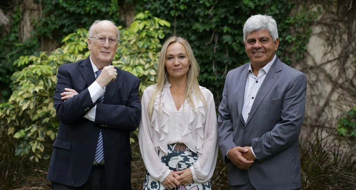 La fiscal general actual, María Cecilia Vranicich, excoltada por los dos exfucionarios que ocuparon su cargo: Julio de Olazábal (2011-2017) y Jorge Baclini (2017-2023). Crédito: MPA