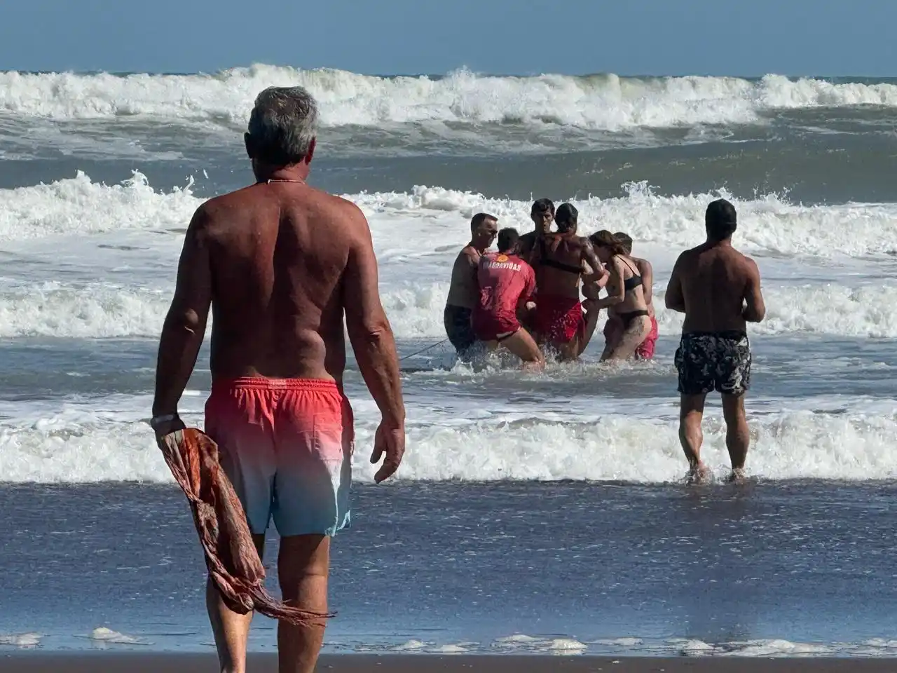 Imágenes sensibles: momento en el que le realizaban RCP al turista fallecido