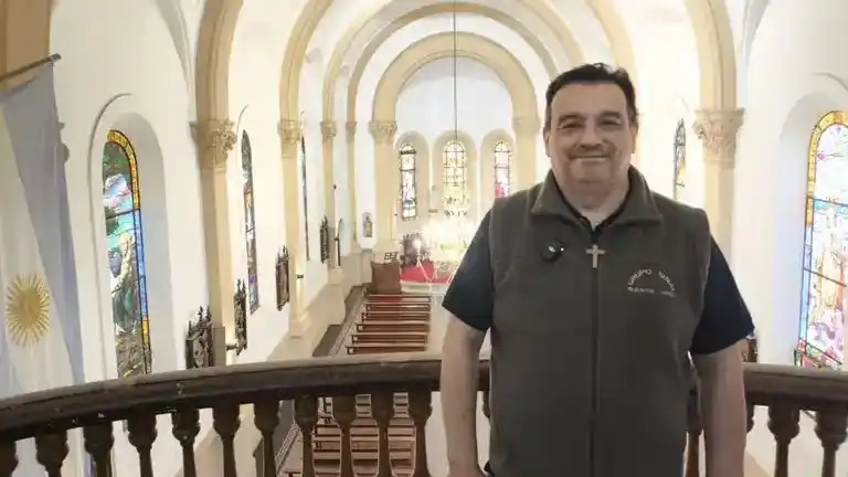 Hernán Gómez Syez. El párroco que hoy continúa la historia de compromiso de la Iglesia de la Merced