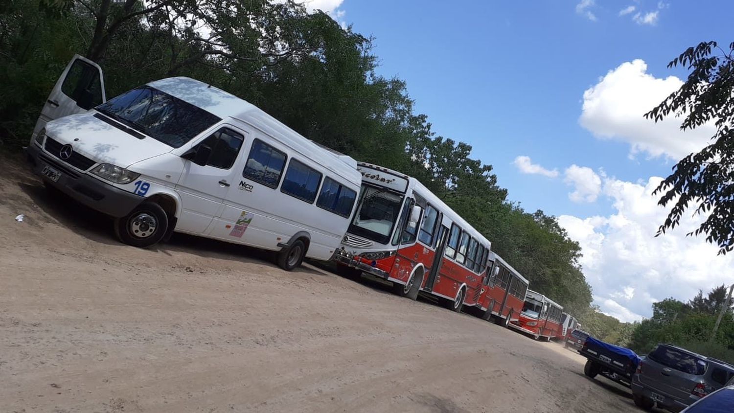 Micros con turistas en Vuelta de Obligado: cómo los contratan, qué tipo de turismo aportan y quiénes los controlan