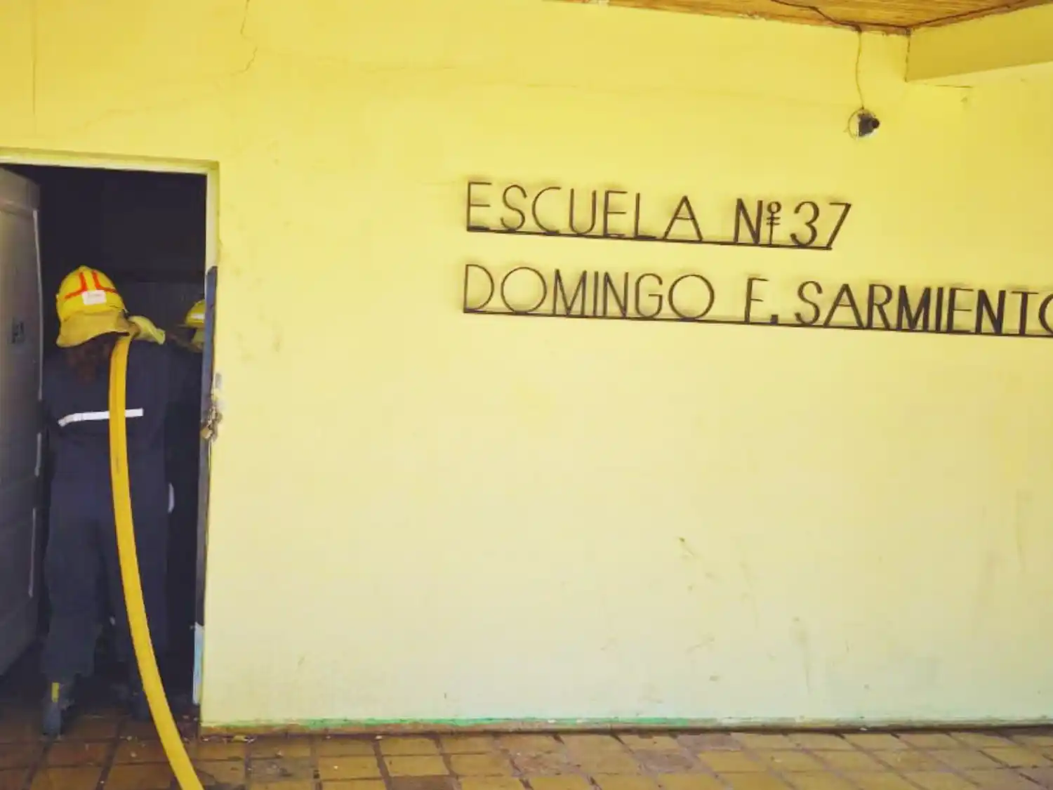 Bomberos Voluntarios de Hernandarias se sumaron a la recuperación de la Escuela N° 37 de Piedras Blancas