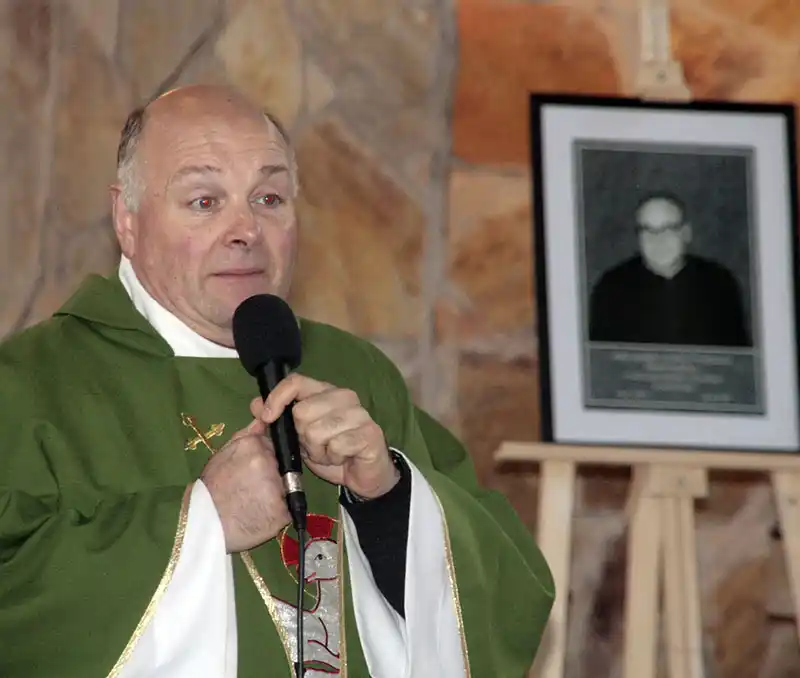 Alejamiento del Padre Serre de la Parroquia de  Lourdes