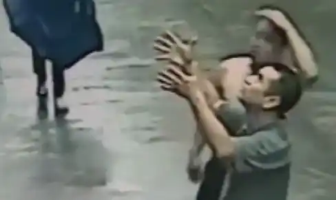 Un chino atajó a un nene que cayó desde un segundo piso