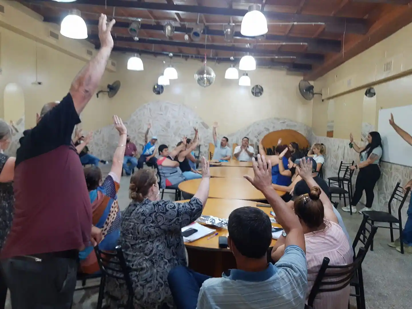 Conflicto de municipales en Berisso: El intendente dio un aumento por decreto y los trabajadores fueron al paro 