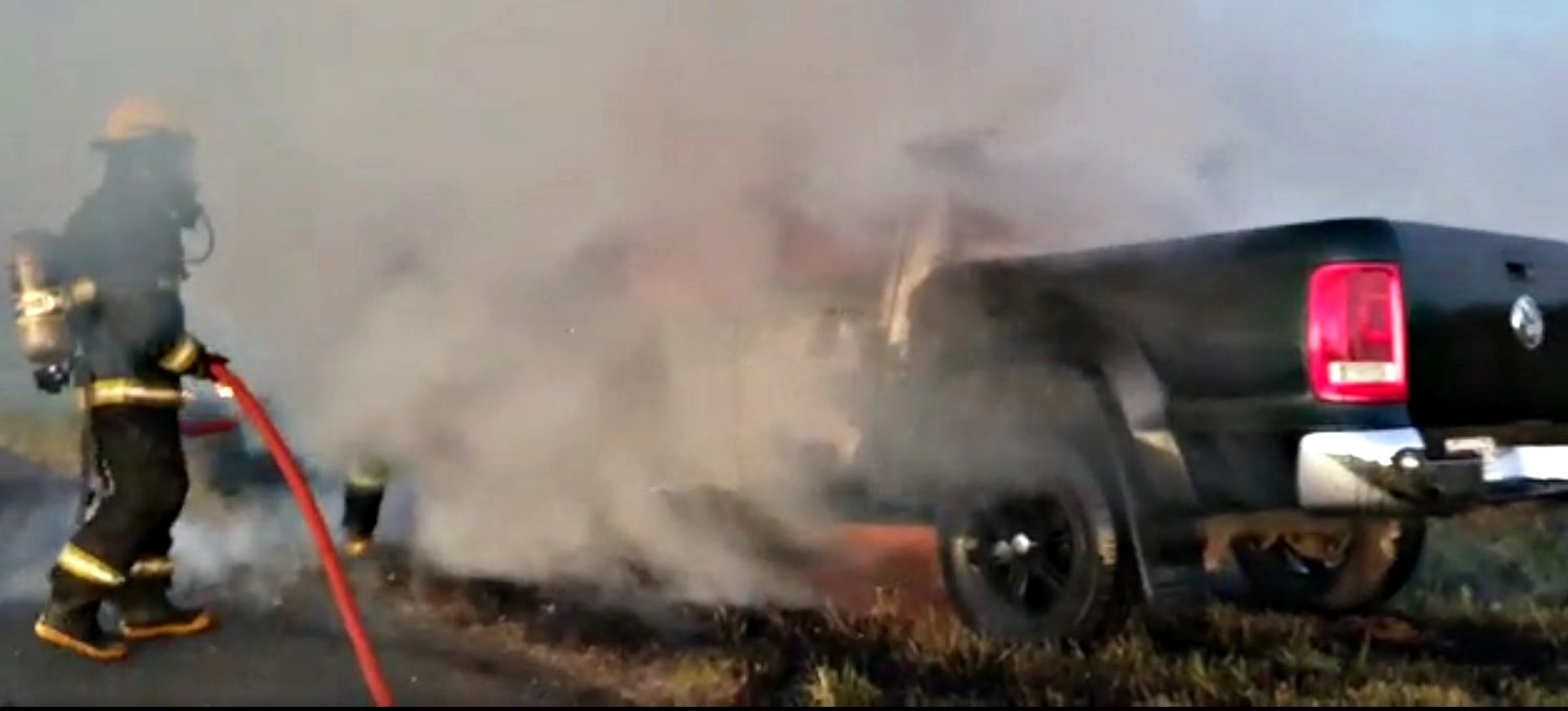 Incendio destruyó una camioneta sobre la Ruta 191