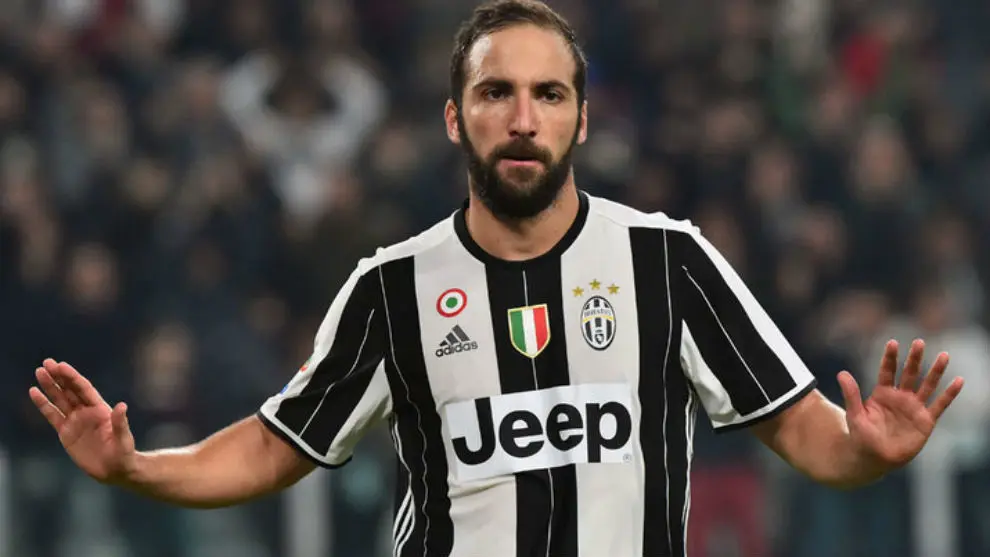 Higuaín deja la cuarentena y regresa al país
