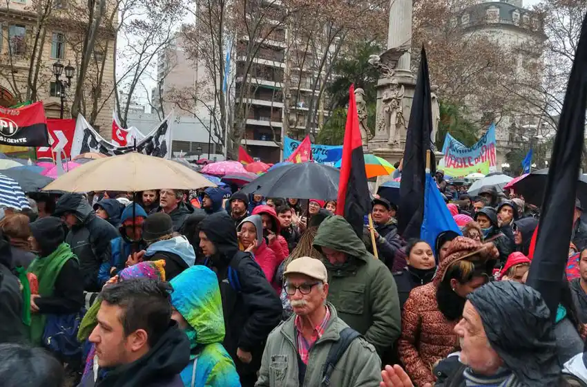 Organizaciones gremiales y políticas se concentraron en contra del decreto de Macri sobre las FFAA