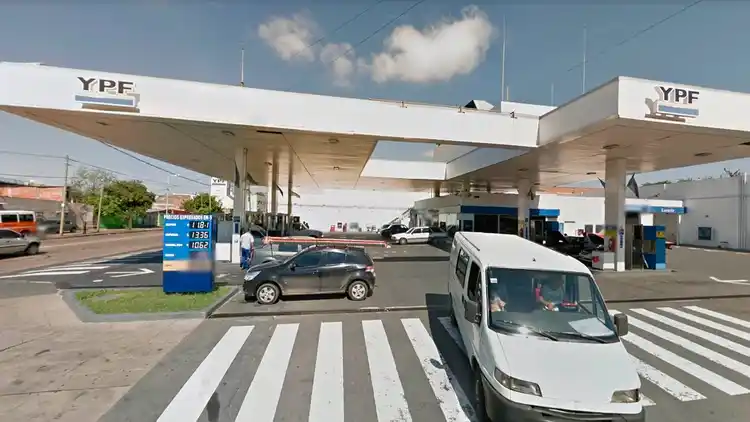En YPF aseguran que el precio de las naftas está atrasado hasta un 8%