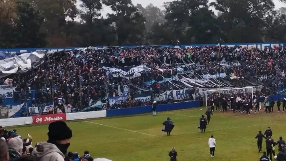 La mujer fue asesinada después del clásico contra Estudiantes de Buenos Aires (X: @Barras_LATAM)