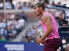 Alcaraz marcha sólido en el último Grand Slam del año.