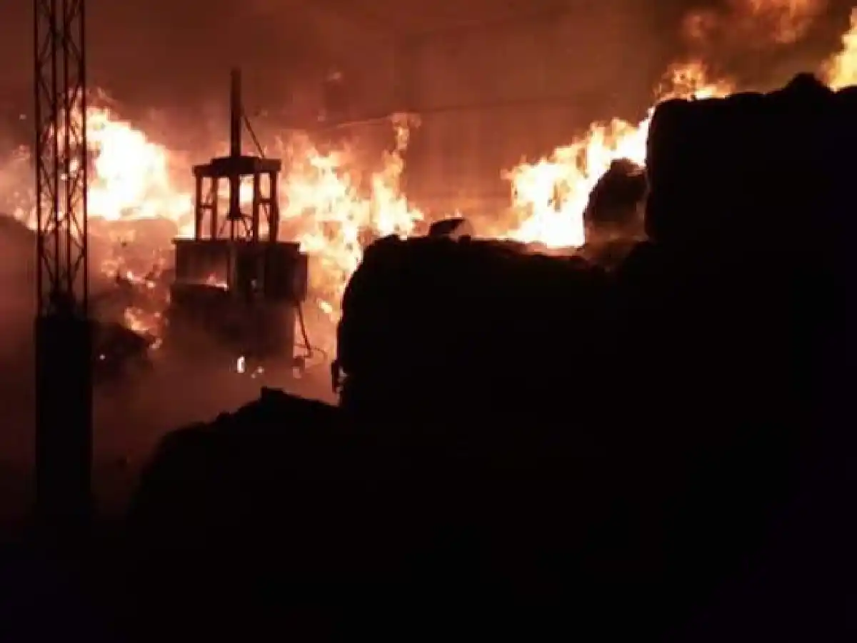Un depósito de plásticos se incendió en Freyre