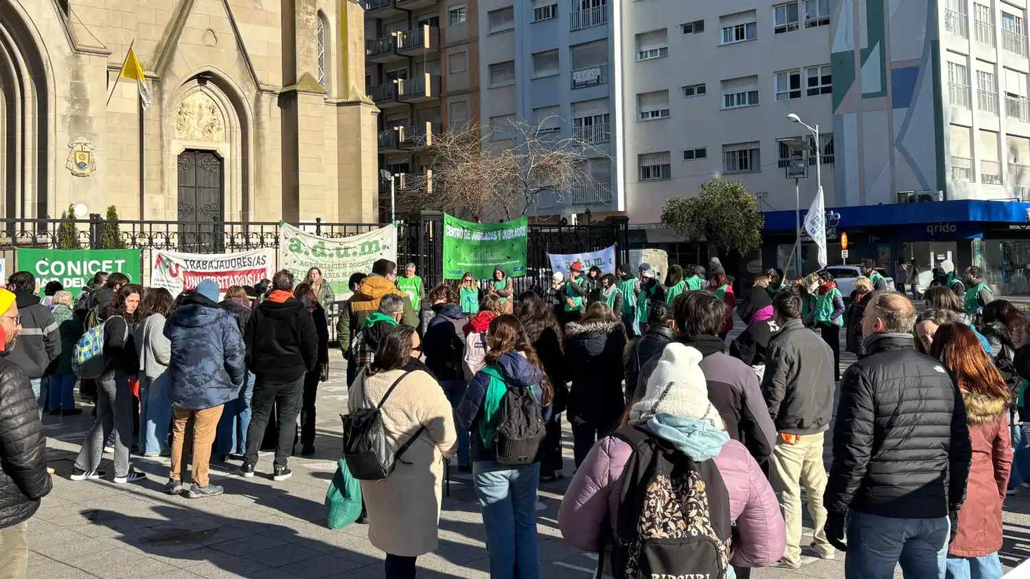 Manifestantes reunidos en la Catedral