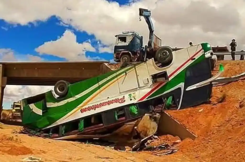 Desbarrancó un colectivo