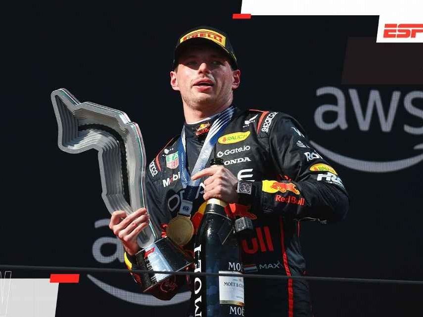 El neerlandés construyó su triunfo en el GP de Emilia-Romagna con una maniobra de antología sobre Oscar Piastri para volver a vencer justo en la carrera 400 del equipo austríaco.