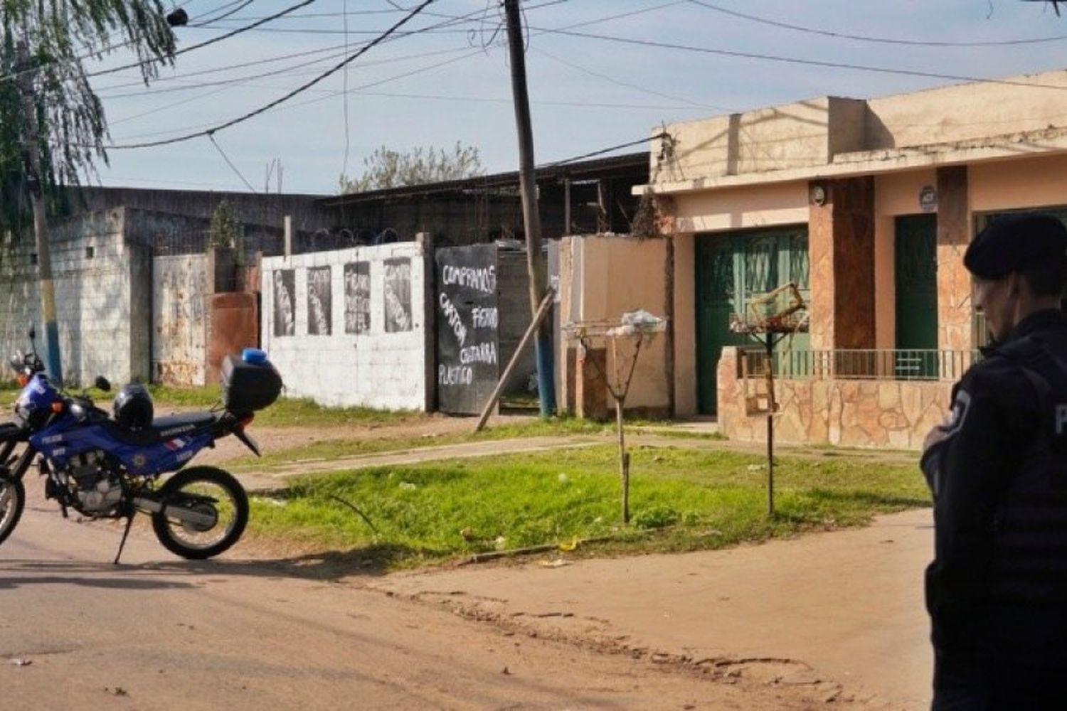 Emboscada a tiros contra una familia: un hombre muerto, una mujer gravemente herida y un nene que se salvó de las balas en Rosario