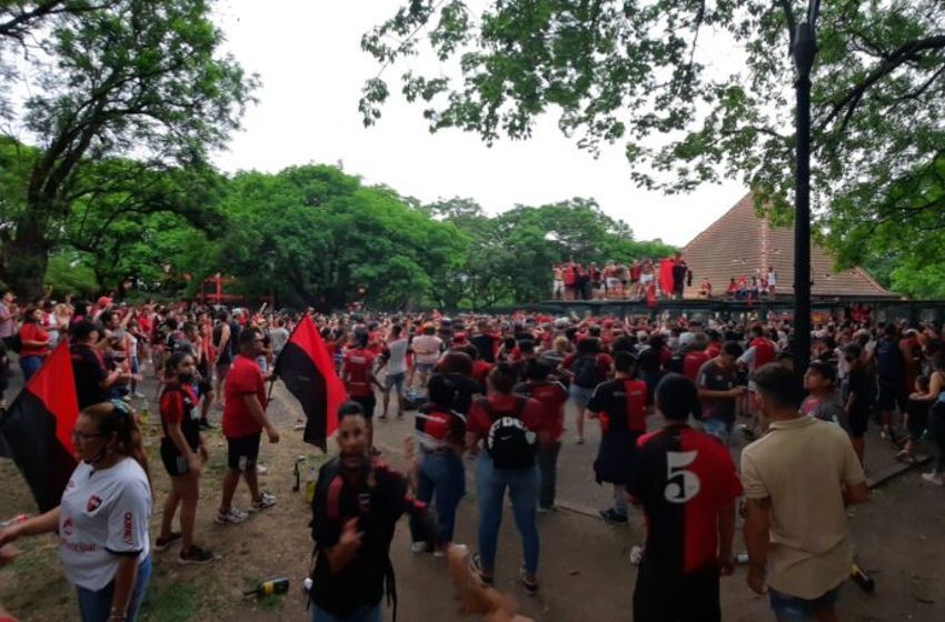 Así llegó el plantel de Boca mientras los hinchas de Newell’s alentaban en el parque Independencia