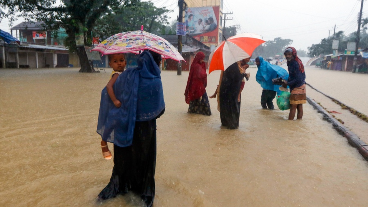 Casi 60 muertos por las lluvias torrenciales en Bangladesh e India