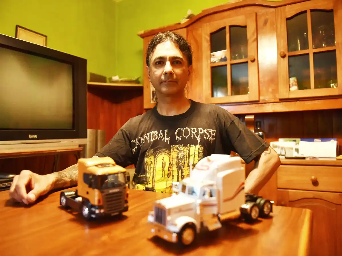 Hizo de los camiones una gran colección que lo conecta a su infancia