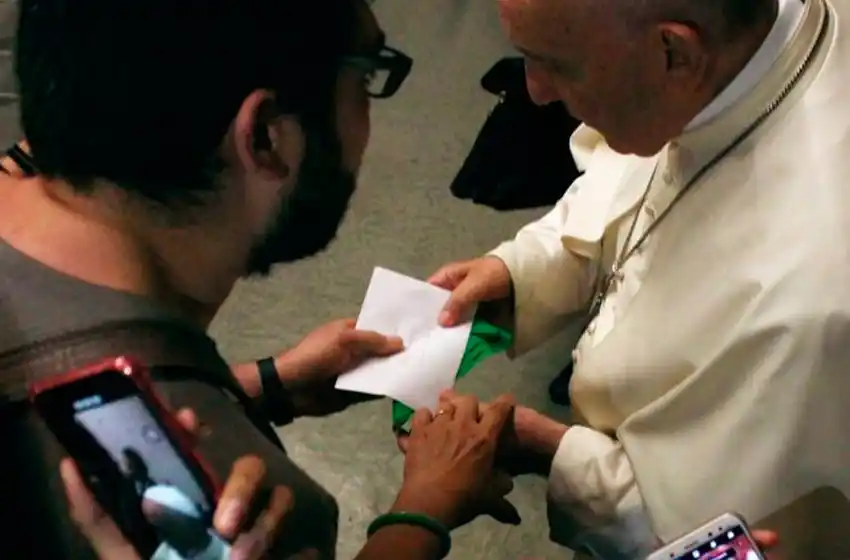 El Vaticano calificó como un “regalo trampa” el pañuelo verde que le obsequiaron al Papa